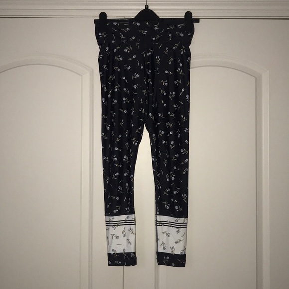 The Upside Floral High Waisted midi Leggings tulip - Picture 4 of 7